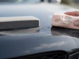 découvrez les différences entre la gomme de décontamination et la clay bar pour choisir la meilleure solution afin de nettoyer et entretenir la carrosserie de votre véhicule.