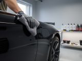 découvrez les techniques et produits adaptés pour polir une voiture noire sans laisser de marques, afin d'obtenir une finition parfaite et brillante.