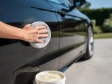 découvrez comment appliquer correctement la cire sur votre voiture et la durée de protection qu'elle offre pour préserver l'éclat et la carrosserie de votre véhicule.