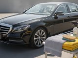 découvrez nos conseils pratiques pour éviter les traces et auréoles sur votre voiture noire après le lavage et garder une finition impeccable.